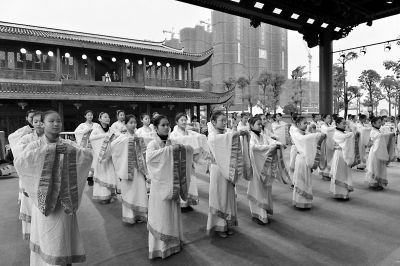 昨日，闽侯县的闽都民俗园张灯结彩，人头攒动。作为今年闽侯元宵节的重头戏，今年的展演不仅有才艺表演，还有不少闽侯特色项目展示。