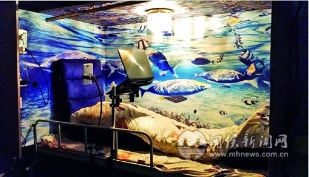 男生千元改造寝室 打造梦幻“海底世界”