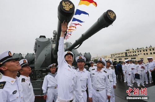 图为中方海军官兵参观俄方光荣级导弹巡洋舰011舰。中新社发 宋吉河 摄