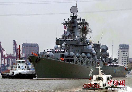     5月18日下午，参加中俄“海上联合——2014”军事演习的俄罗斯“快速”号导弹驱逐舰抵达上海吴淞军港码头