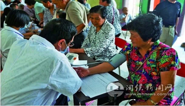甘蔗街道社区卫生服务中心为老人免费体检