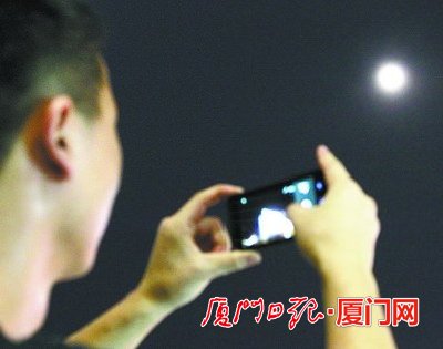 市民拍摄“超级月亮”。（记者