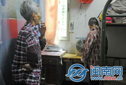 72岁妈妈照顾自闭症女儿　盼同遭遇母亲互相鼓励