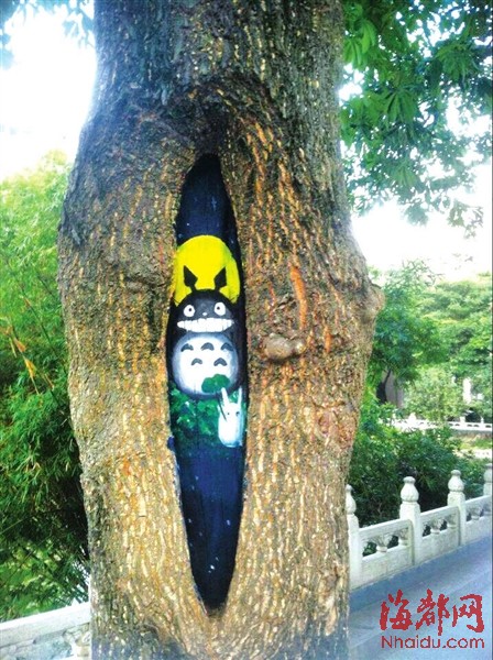 “树洞画”萌萌哒　两大学生在校园行道树上绘画