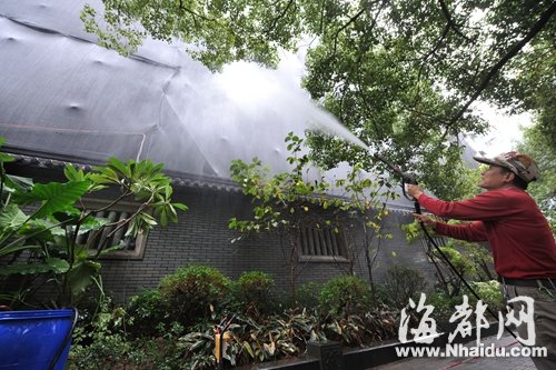 农业厅宿舍拆楼用上防护网喷水机　不见粉尘四散