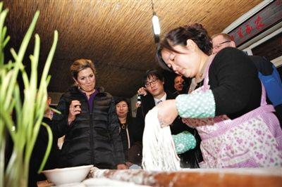荷兰王后来华访北京农家乐　与老板娘聊餐馆经营