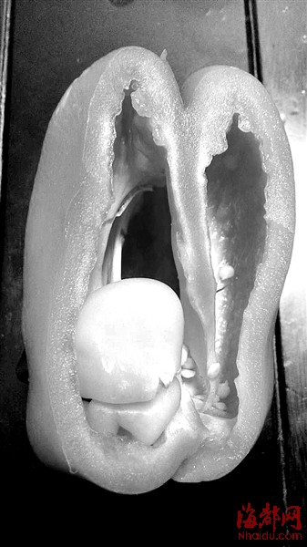 大甜椒里长出小甜椒　女子称活30多年第一次见着