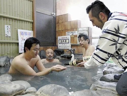 日本熊本市推出“酒温泉”　温泉中加清酒和酒糟