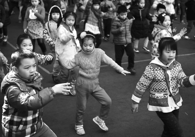 榕小学生课间操跳《小苹果》　十几项每天轮着跳