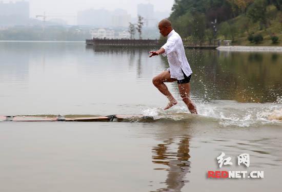 泉州少林武僧长沙成功水上漂120米 刷新世界纪录