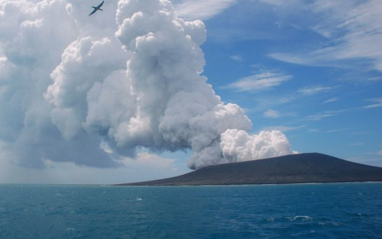 南太平洋岛国火山喷发“喷出”一座全新小岛(图)