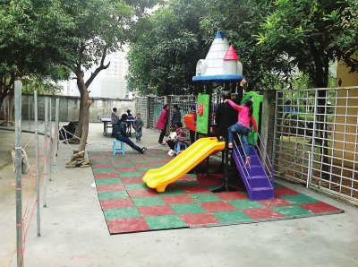 榕妈妈集资打造“儿童乐园”　组装施工全靠自己