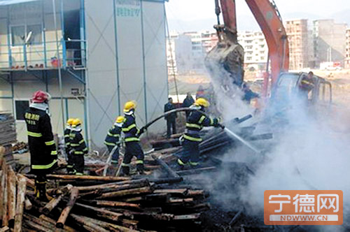 建筑工地突发大火蔓延迅速　扑灭及时无人员伤亡
