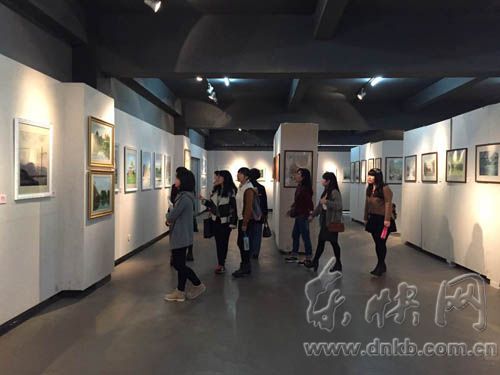 福州大二学生自费办个人画展　画材和装裱花万元