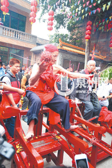 漳州“坐刀轿”：8旬老人手拿法器 赤脚稳坐刀尖