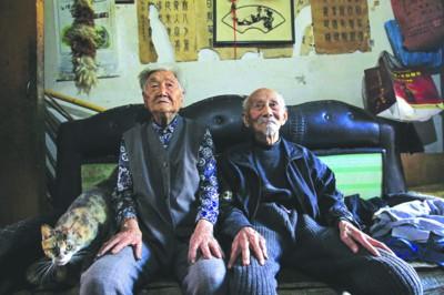 100岁爷爷97岁奶奶 有一种幸福叫80年不分开(图)