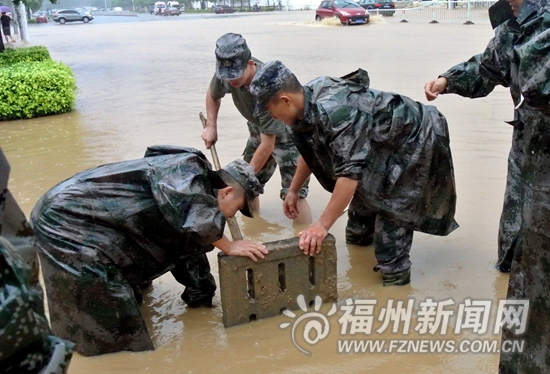 福州各方协力处置积水　30多个内涝点积水已排除