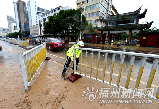 福州各方协力处置积水　30多个内涝点积水已排除