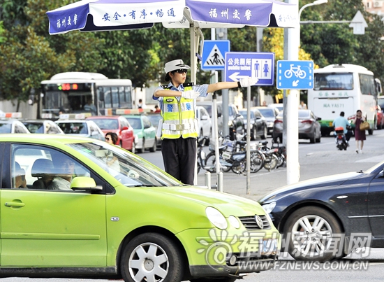 福州首个女警指挥岗9名警花上岗执勤 成新风景线