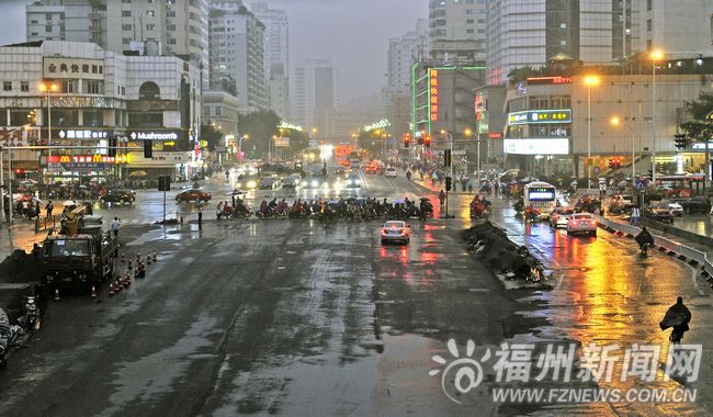 城区拆除施工围挡迎青运 包括地铁1号线沿线围挡