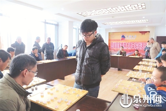 泉州首个国家象棋大师 同时对弈15名高手11胜4平