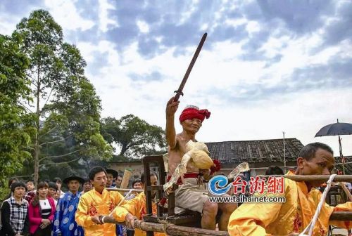 云霄棪树村“坐刀轿”：钢刀插轿椅　老者上面坐