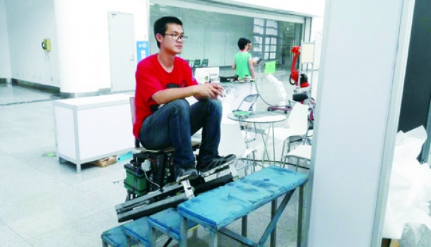 工科男瞄准高科技 发明智能爬楼轮椅