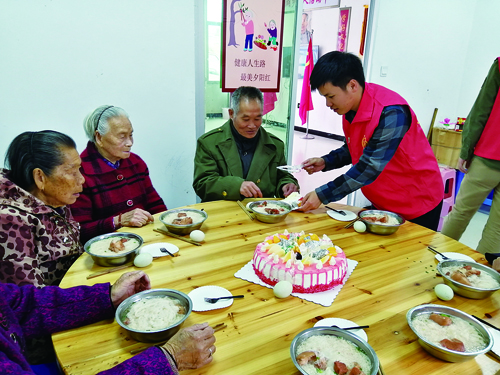 志愿者们送祝福 百岁寿星乐开花