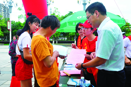 生育关怀献爱心 健康保险惠民生