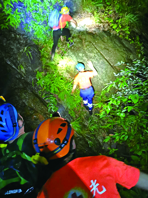 驴友雨夜被困 救援队紧急营救