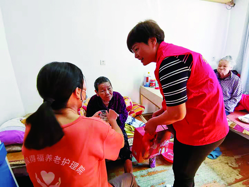 县妇联开展“敬老月”巾帼助老志愿服务活动