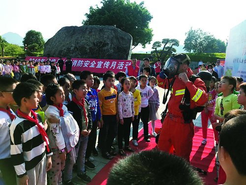 我县启动119宣传月活动 市民“打卡”学消防