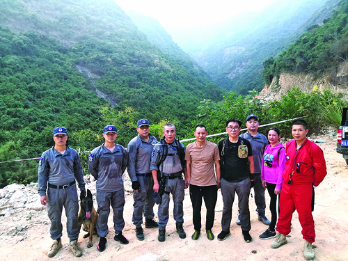 六旬老人登山被困 星光救援队全力营救