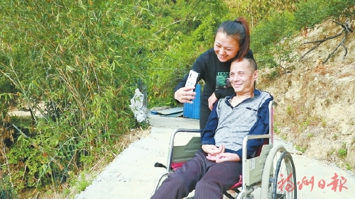 16年来不管去哪，她都要带着爸爸……