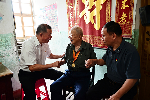 退而不休献余热  “银发先锋”显担当