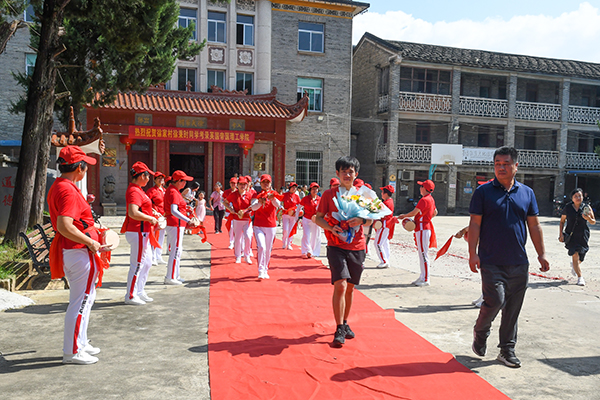 金秋助学  圆梦启航