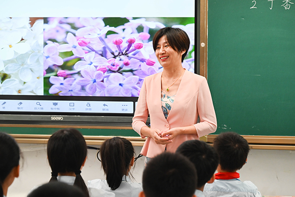 三十四年如一日  满腔赤诚为桃李