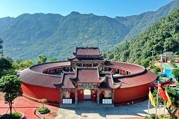 五虎山麓盘古庙  吟翠山楼圣贤居