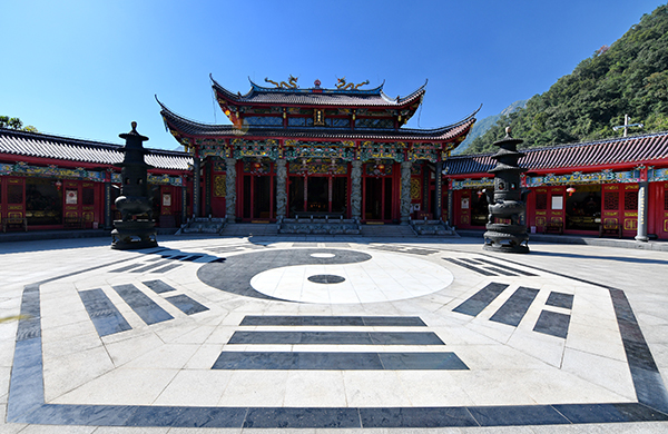 五虎山麓盘古庙  吟翠山楼圣贤居