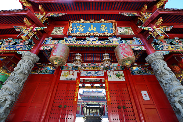五虎山麓盘古庙  吟翠山楼圣贤居
