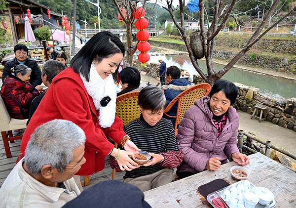 享福气喝“福”粥   山村年味渐浓时