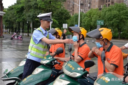 这么多骑手小哥哥在闽都民俗园门口集合，原来是为了做好这件事