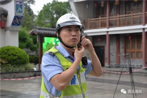这么多骑手小哥哥在闽都民俗园门口集合，原来是为了做好这件事