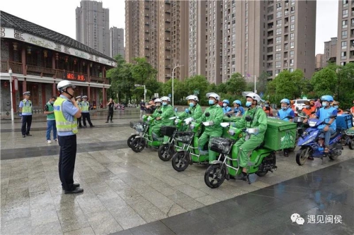 这么多骑手小哥哥在闽都民俗园门口集合，原来是为了做好这件事