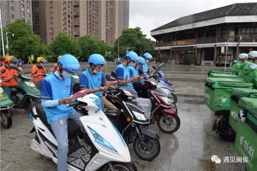 这么多骑手小哥哥在闽都民俗园门口集合，原来是为了做好这件事
