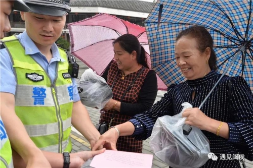 这么多骑手小哥哥在闽都民俗园门口集合，原来是为了做好这件事