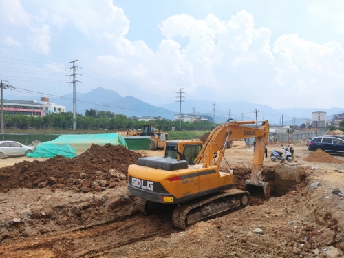 我县多条道路建设“火力全开”