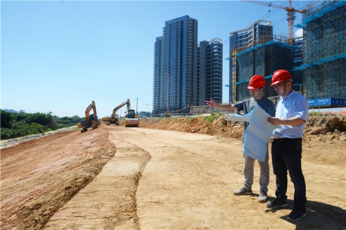 我县多条道路建设“火力全开”