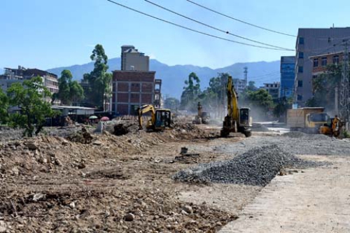 我县多条道路建设“火力全开”