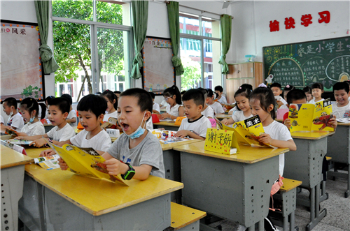 直击:我县中小学开学第一天